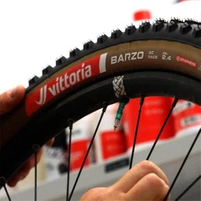 2021年バリ山！DIREZZA225/40R18ユーロバーンVTXpcd112 Pneu Vittoria Barzo XC Race 29x2.40 Tubeless | Bike Point - Bike Point